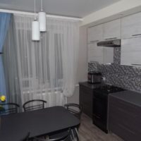 Tulle à la fenêtre de la cuisine de l'appartement d'un immeuble de plusieurs étages
