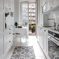 Conception de cuisine étroite avec accès au balcon