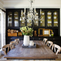 Lustre avec des bougies sur une table en bois dans un style rétro
