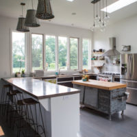 Lustre à l'intérieur de la cuisine-salon