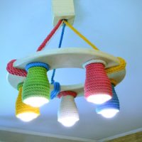 Lustre avec des nuances de corde colorées