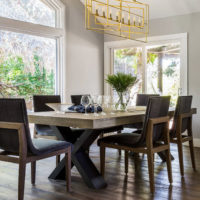 Table en bois massif dans le salon
