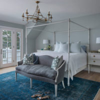 Intérieur de chambre à coucher de couleur pastel avec lustre au plafond