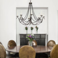 Lustre noir sur une table en bois