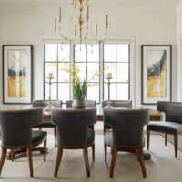 Chaises noires dans un salon blanc