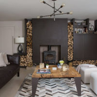 Couleur noire dans l'aménagement intérieur du salon
