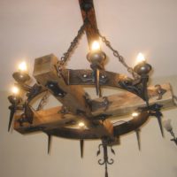 Lustre en bois médiéval