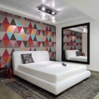 Lit blanc et grand miroir