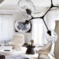 Lumières transparentes sur un lustre moderne