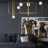Intérieur gris du salon avec lustre minimaliste.
