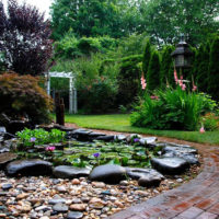 Allée de jardin en brique incurvée