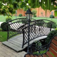 Pont forgé sur un ruisseau dans le jardin