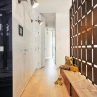 Eclairage d'un couloir allongé dans une maison privée