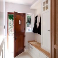 Finition brillante du couloir devant la porte d'entrée