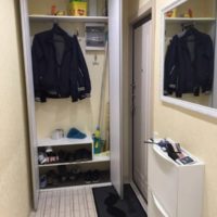 Cabinet avec des portes dans le couloir de Khrouchtchev