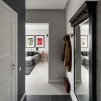 Carrelage noir dans le couloir aux murs gris