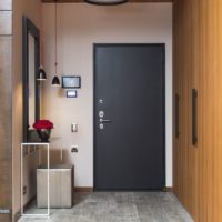 La combinaison de marron et de gris dans la conception du couloir