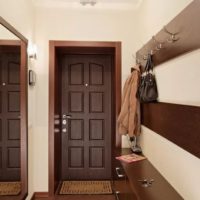 Brown dans la conception d'un petit couloir