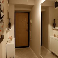 Un grand miroir sur le mur d'un petit couloir