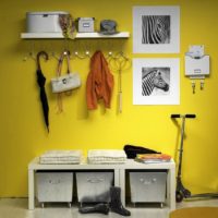 Casque blanc sur fond de mur jaune