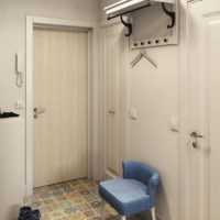Un petit tabouret sous le porte manteau