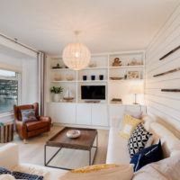 Décorations marines dans le salon d'une maison privée