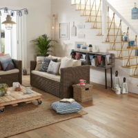 Meubles en rotin dans le salon d'une maison de campagne