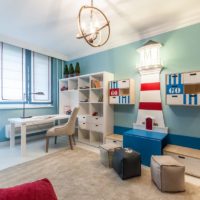 Phare décoratif sur le mur d'une chambre d'enfants