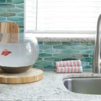 Aquarium avec poisson sur le comptoir dans la salle de bain