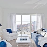 La combinaison de bleu et de blanc dans le style marin du salon