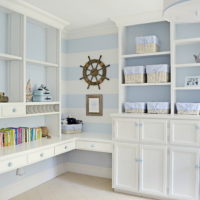 Mobilier blanc avec des décorations marines