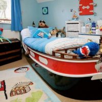 Lit sous la forme d'un yacht dans la chambre d'un garçon