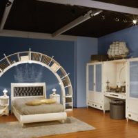Couleur bleue dans la conception de la chambre d'une maison privée