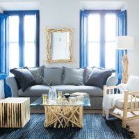 Fenêtres bleues dans le salon d'une maison privée