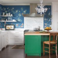 Decoración de paredes en la cocina con papel tapiz floral