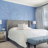 Papel tapiz azul con flores en la pared de una habitación