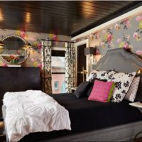 Papel tapiz floral en una habitación con techo oscuro