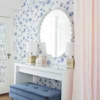 Papel tapiz blanco con flores azules en el dormitorio de la niña