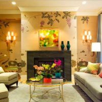 Salón interior con chimenea y papel tapiz floral.