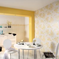 Arco amarillo en la habitación con flores en el fondo de pantalla