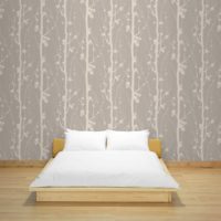 Cama de madera sobre un fondo de papel tapiz con estampado floral