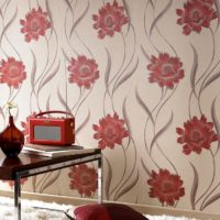 Grandes flores rojas en el fondo de pantalla en una habitación con un diseño retro