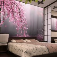 Papel tapiz fotográfico realista con flores sobre la cabecera de la cama