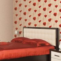 Amapolas rojas en el papel de la habitación