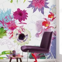 Flores en el papel pintado en el interior del Art Nouveau