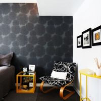 Papel tapiz oscuro con flores en una habitación de una casa privada