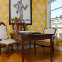 Papel pintado amarillo en el diseño de una cocina rústica