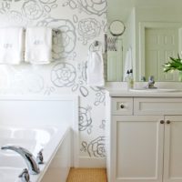 Papel pintado gris-blanco en el interior del baño.