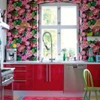 Colorido papel tapiz floral en la pared de la cocina