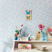 Pequeñas flores en el papel de la guardería